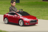 Toto je konečně dostupná Tesla Model S, jezdí ale jen 10 km/h