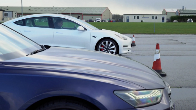 Nejrychlejší Tesla Model 3 dostala ve sprintu na frak od rodinného kombíku