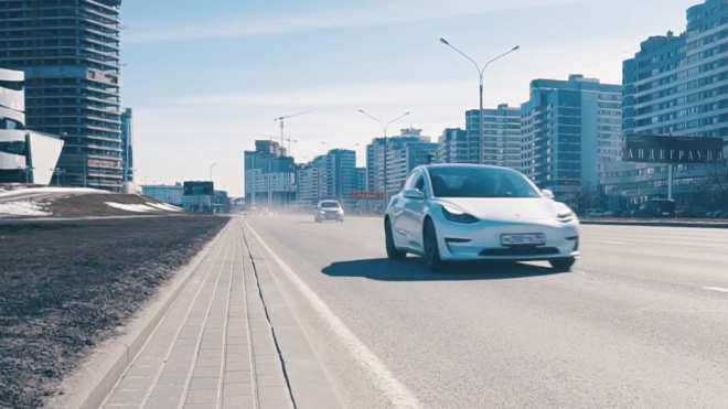 Tesla Model 3 už je v Evropě. A nejbližší konkurenci tu poráží na hlavu