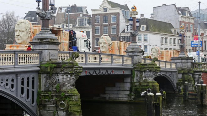 Obří sochy Clarksona a spol. táhnou Evropou, nemíří opravdu na Letnou?