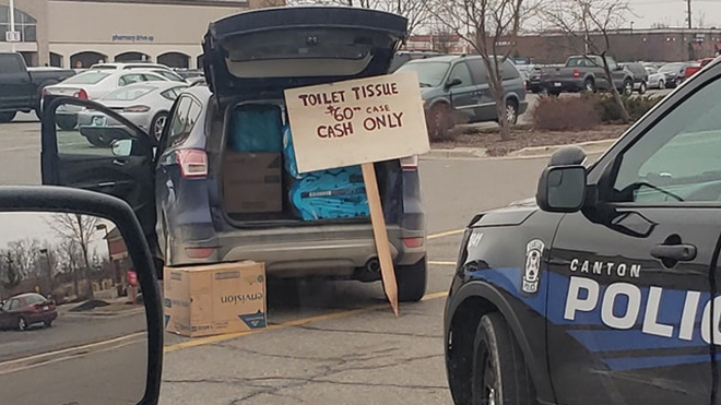 Někde zašla situace tak daleko, že zloději kradou toaletní papír z aut