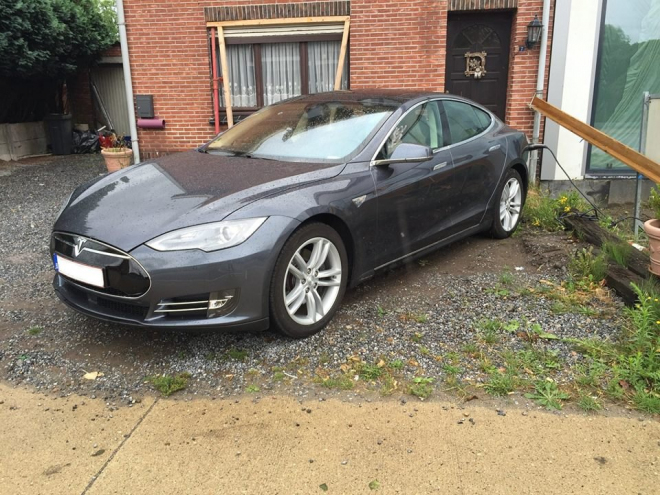 Správný Teslista je vyžírka jako Tesla sama. Tento krade elektřinu sousedovi (foto)