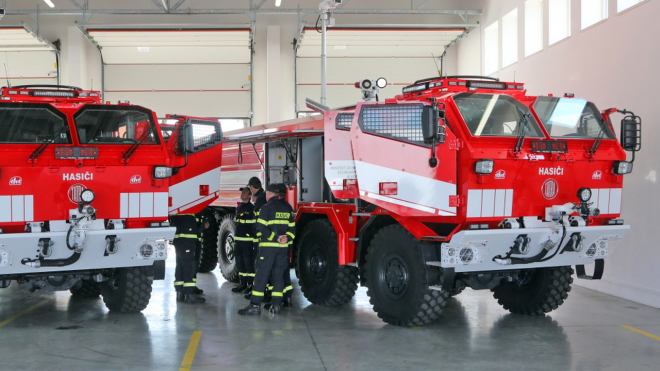 Hasiči si převzali nové obří speciály Tatry, ochránit je dokážou nejen před ohněm