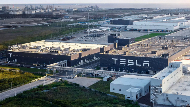 Tesla už má problémy i v Číně. Její prodeje se tam propadly skoro o pětinu, i když trh a soupeři rostou