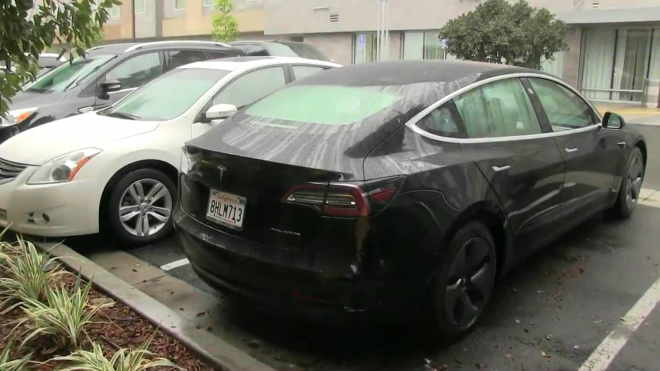 Tesla nedomyslela otvírání zavazadelníku Modelu 3, majitele čeká v dešti překvapení