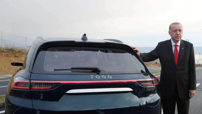Prezident Erdogan hrdě odhalil první ryze turecká auta, vypadají překvapivě dobře