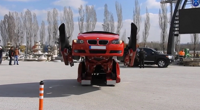 Chce skutečný Transformer? Toto BMW jím je, jezdí a dá se koupit
