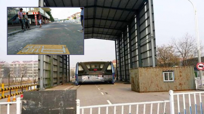 Čínský sen o autobusu jezdícím nad auty se rozplynul, testovací trať teď rozebírají