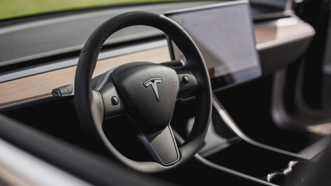 Tesla s aktivním „plně autonomním řízením” vjela do protisměru mezi ostatní auta, reakce majitele je fascinující
