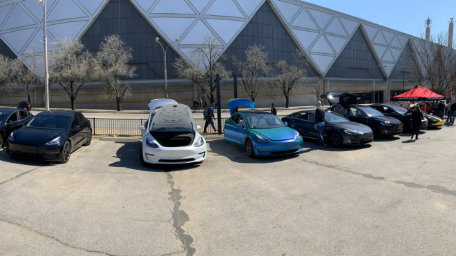 Tesle zakázali vystavovat auta na autosalonu, fanoušci značky zákaz vtipně obešli