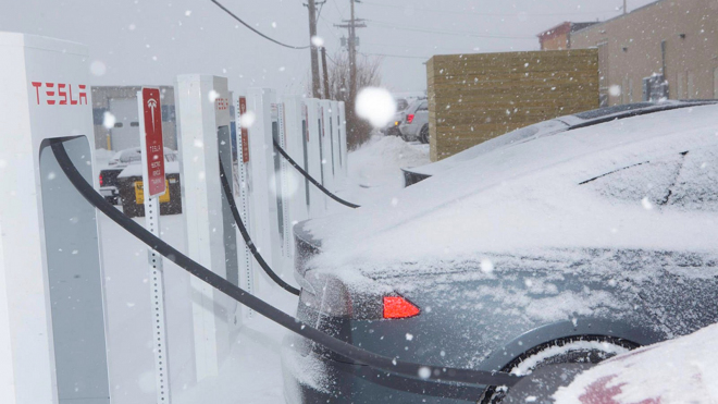 Majitele elektromobilů trápí velké mrazy. Trpí akumulátory, Tesly ani nejdou otevřít