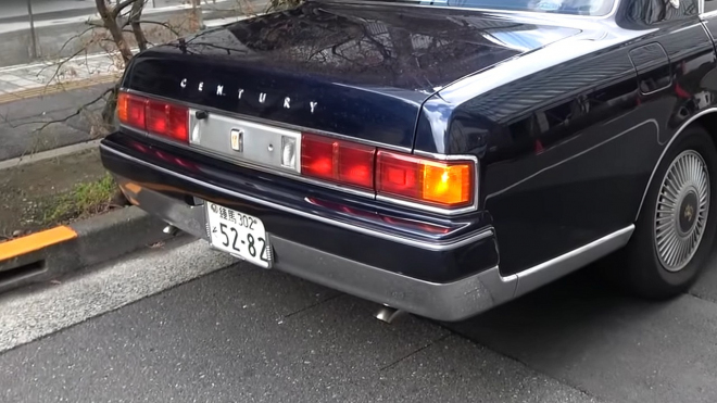 Usedlá luxusní limuzína s výfuky za 415 tisíc zní jako F1, působí opravdu nepatřičně