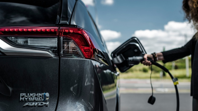 Toyota varuje před unáhlenou a násilnou elektrifikací aut, radí poučit se z minulosti