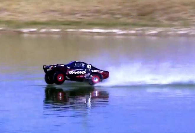 Ježíš po vodě chodil, Traxxas Slash 4x4 na dálkové ovládání po ní jezdí (video)