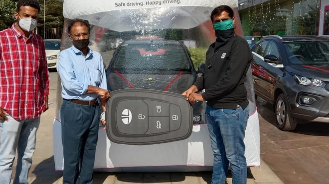 Automobilka rozjela nový způsob předávání aut, působí opravdu svérázně