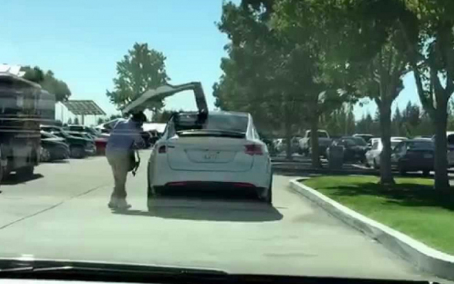 Produkční Tesla Model X poprvé ukázala své výklopné dveře v akci, působí kosmicky (video)
