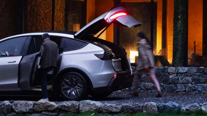 Tesla honí prodeje, jak se dá. V Evropě nabídne čínský model, v USA zkouší taktiku Horsta Fuchse