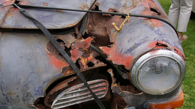 Asi nejrozpadlejší pojízdné auto světa našli v lese, jezdí dál v tomtéž stavu