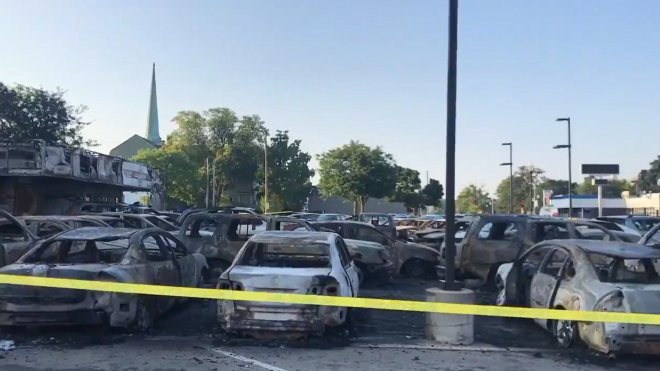 Při protestech proti policii v USA zapálili parkoviště prodejce aut, 100 jich shořelo