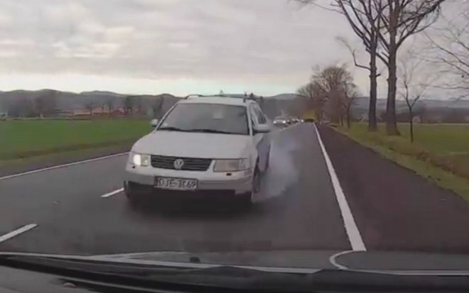 Takhle to vypadá, když na silnici utečete hrobníkovi z lopaty (video)