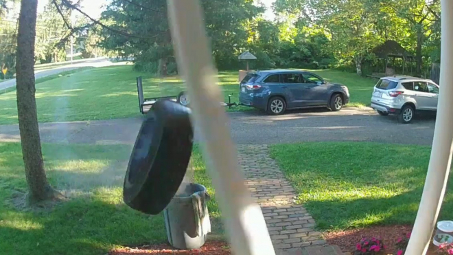 Kolo se ve 100 km/h uvolnilo z jedoucího auta a zazvonilo na nicnetušící obyvatele domu