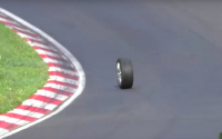 Takhle to vypadá, když vám na Nordschleife z auta upadne kolo (video)