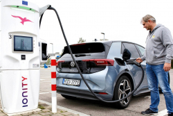 Němci spočítali, že dobíjení elektromobilu je o hodně dražší než tankování, ještě víc proděláte na samotném autě