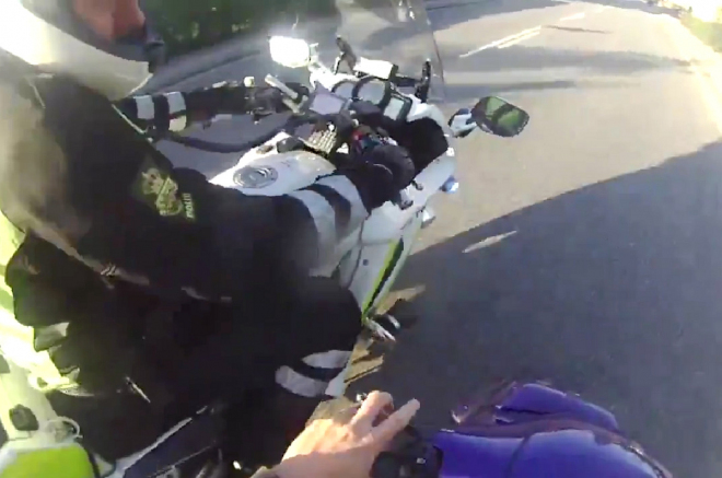 Ujíždět policii na skútru nemusí být marné. Dojeli ho, shodili a přesto prchl (video)