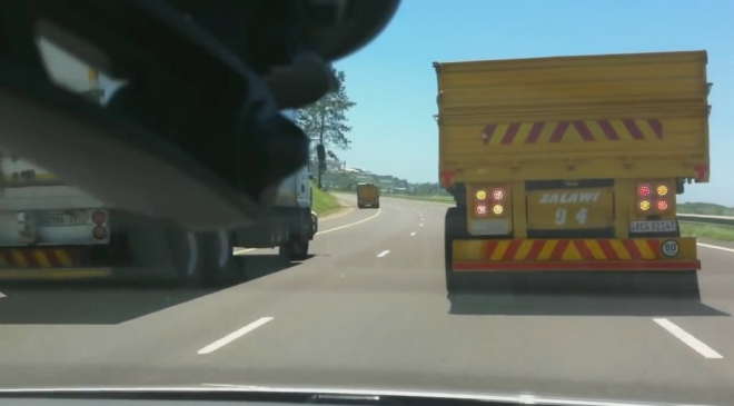 Řidiči 32tunového náklaďáku selhaly z kopce brzdy, vyřešil to s elegancí (video)
