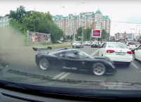 Ruský pilot Ultimy GTR zkusil vydriftovat z kruháče, bokem jel vážně dlouho (video)