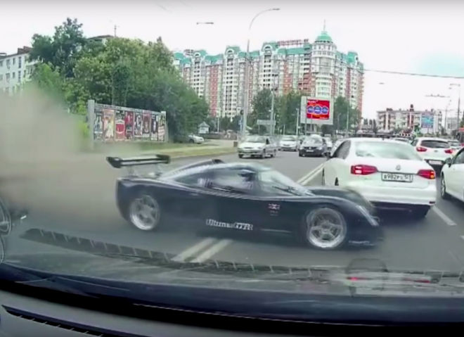 Ruský pilot Ultimy GTR zkusil vydriftovat z kruháče, bokem jel vážně dlouho (video)