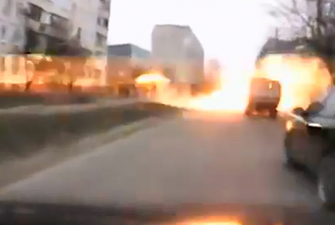 Autem na Ukrajinu: projíždíte městem, vůz před vámi smete raketa (video)