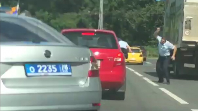 Řidič ujel policejní Octavii v hustém městském provozu, ani se nemusel snažit