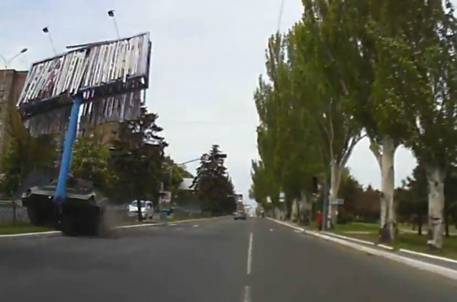 Toho času na Ukrajině: ve městě z protisměru vyjede tank, rozmašířuje obří billboard (video)