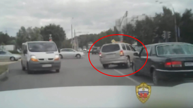 Rus dokázal ujet policii centrem města ve slabém autě, zcela šílenou jízdou (video)