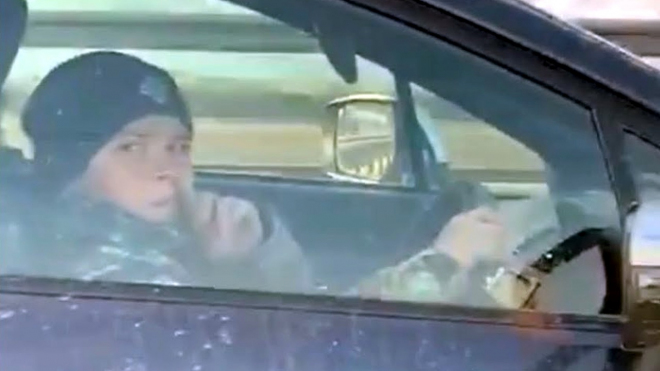 Lidé zavolali policii na „dítě za volantem” ostrého Subaru, ta ho ale nechala dál řídit