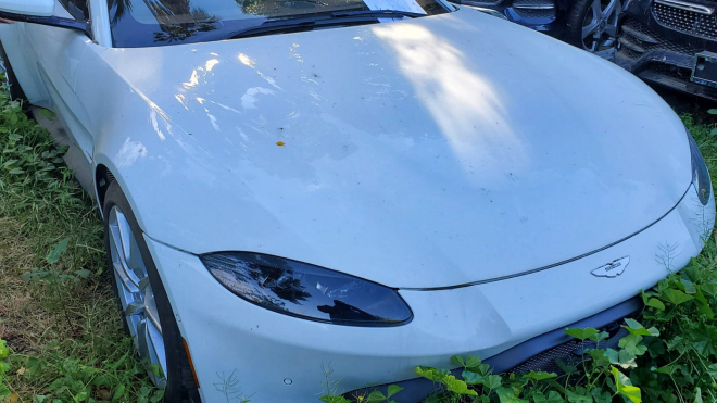 Policie našla na odlehlém místě desítky ukradených luxusních aut za víc jak 51 milionů, zmizela přímo od dealerů