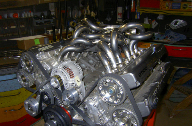 Tohle monstrum je motor 5,0 V12, vznikl ze dvou 2,5 R6 Supry