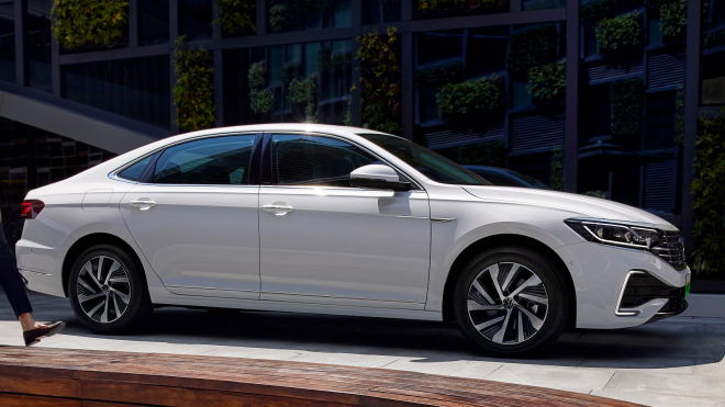 VW se dál snaží odrazit ode dna a získat zpět ztracené zákazníky, začal prodávat inovovaný hybridní Passat jen za 650 tisíc