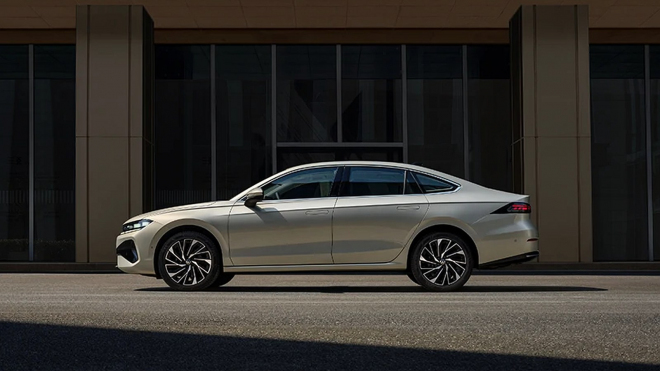 VW začal prodávat jeden ze svých největších bestsellerů v novém, auto velké skoro jako Škoda Superb nabízí od 350 tisíc Kč