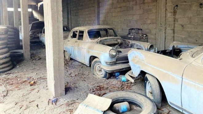 V Saúdské Arábii našli desítky starých sovětských aut. Kde se tam vzala, nikdo neví