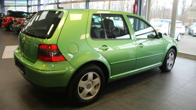 1. majitel zachoval krásný VW Golf z dob, kdy šlo o lidový luxus. Mohli jste v něm mít prakticky cokoli, včetně tohoto neobvyklého motoru