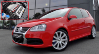 K mání je zánovní VW Golf V R32, poslední Golf s V6, který kdy vznikl