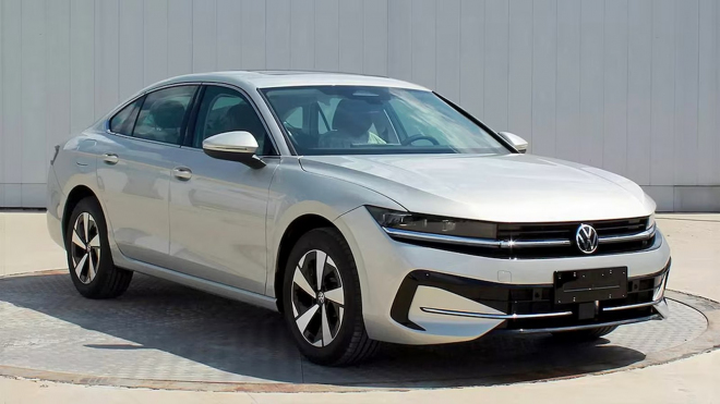 Bizarní nový VW Passat sedan udělaný ze Škody dostal tři displeje, v interiéru už skoro není místo na nic jiného