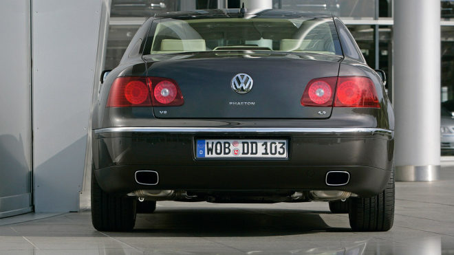 Řešení víka kufru VW Phaeton připomíná, jak přetechnizované a nedoceněné auto to je, BMW vedle něj působí jako Dacie