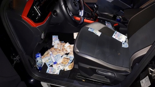 Policie našla ve VW Polo poházený v přepočtu skoro 1 milion korun v hotovosti