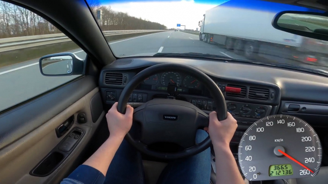 Test maximální rychlosti 22 let starého, výkonného auta málem skončil špatně