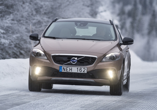 Volvo V40 Cross Country 2013: 4x4 i pro motor T4, diesely zatím mají smůlu