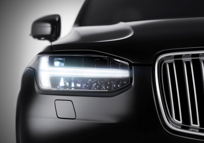 Nové Volvo XC90 ukázalo přední světlomety, připomínají Thorovo kladivo