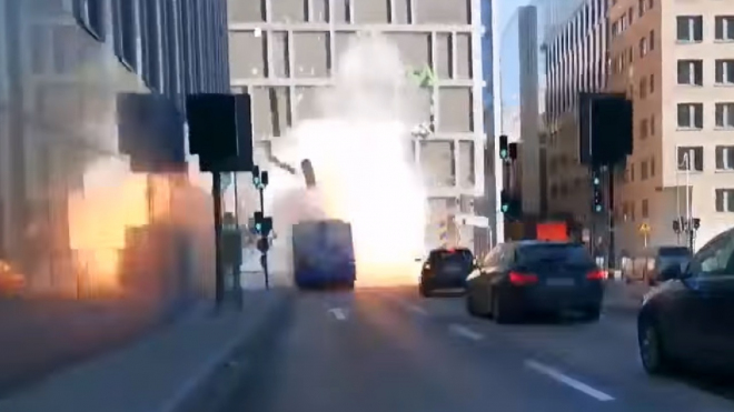 Ve Stockholmu před objektivem kamery explodoval autobus, byl rozmetán na kusy